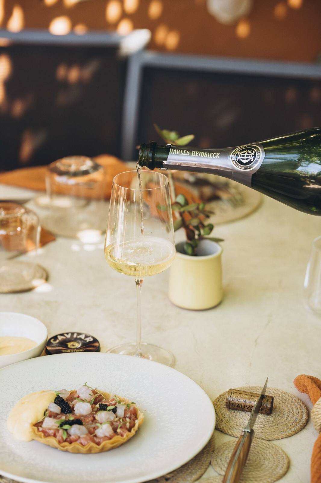 Champagne et caviar, présentation des bons cadeaux La Petite Maison