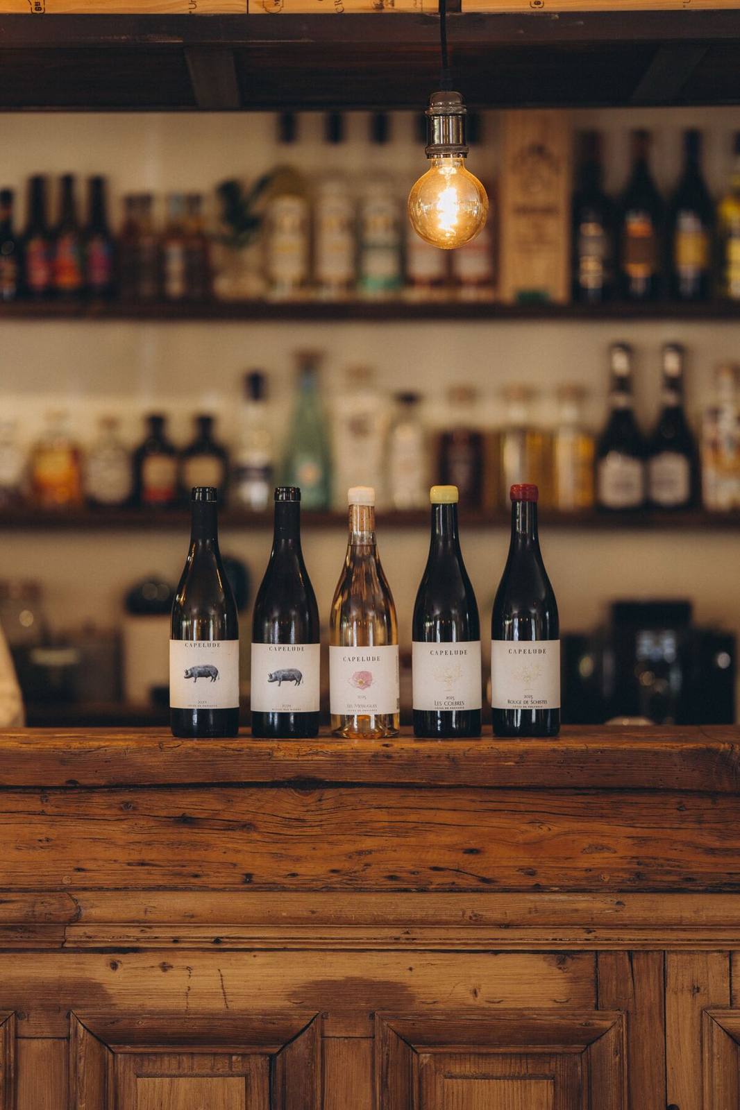 Cave à vins de La Petite Maison avec bouteilles de la maison Capelude