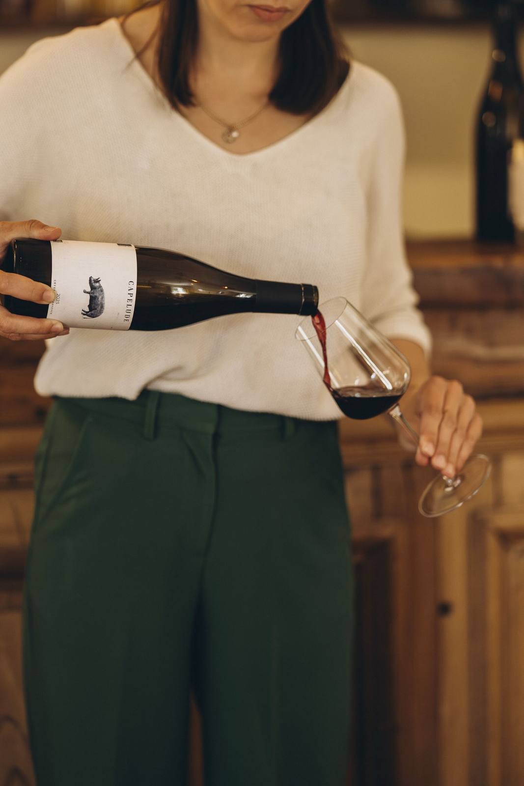 Service du vin à La Petite Maison, restaurant et cave à Cogolin