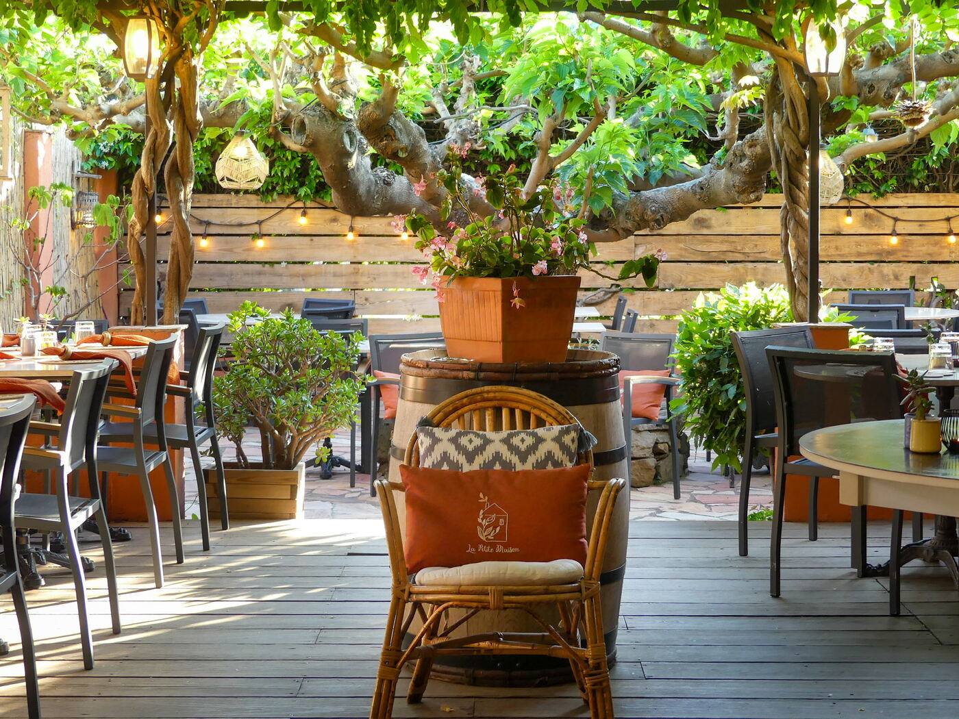 Terrasse ombragée du restaurant La Petite Maison à Cogolin