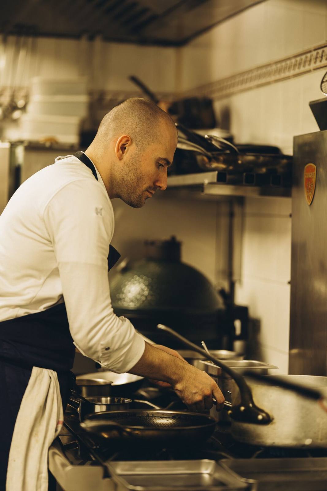 Chef de La Petite Maison en cuisine à Cogolin