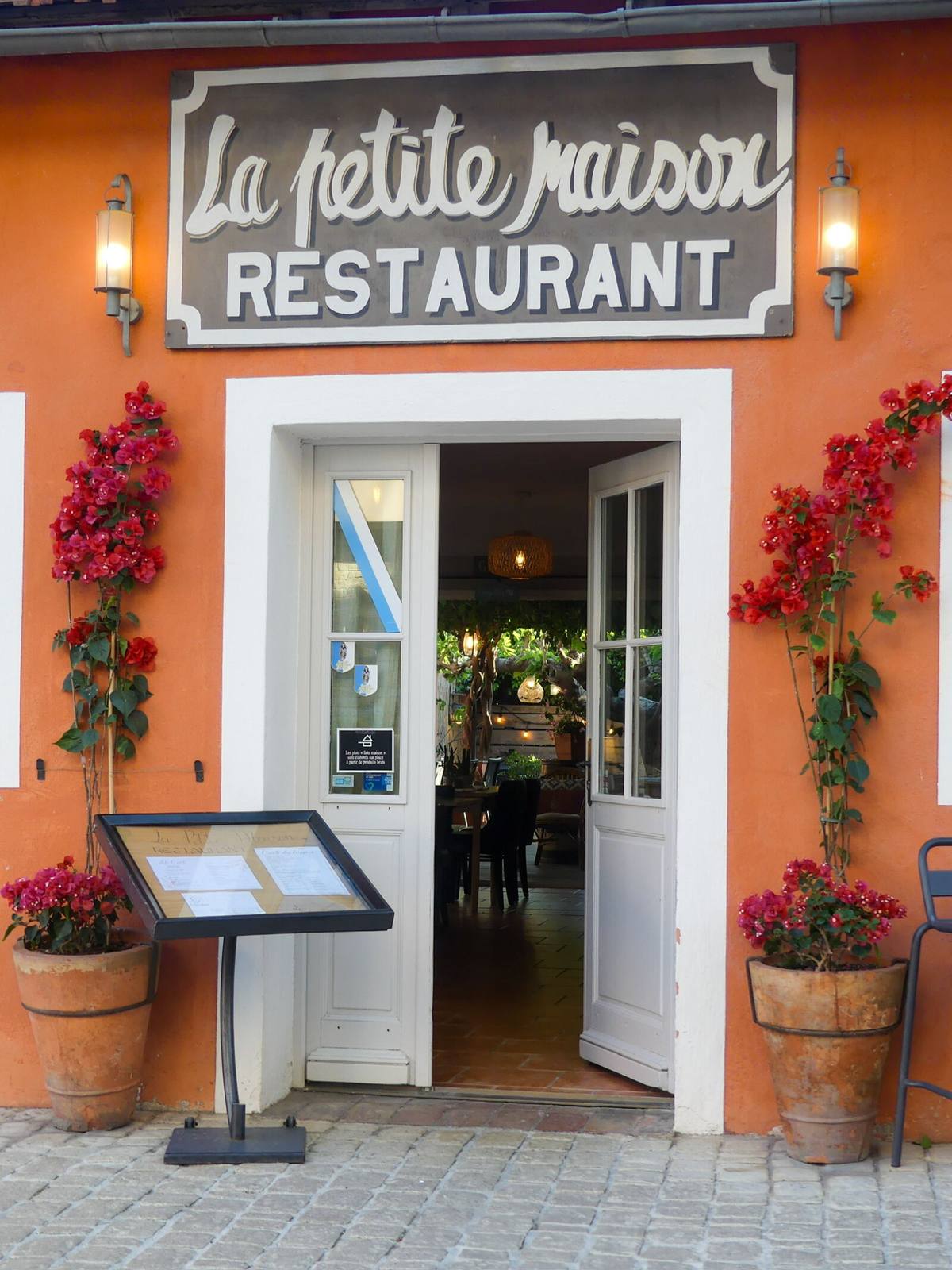 Façade orange de La Petite Maison, restaurant et cave à vins à Cogolin